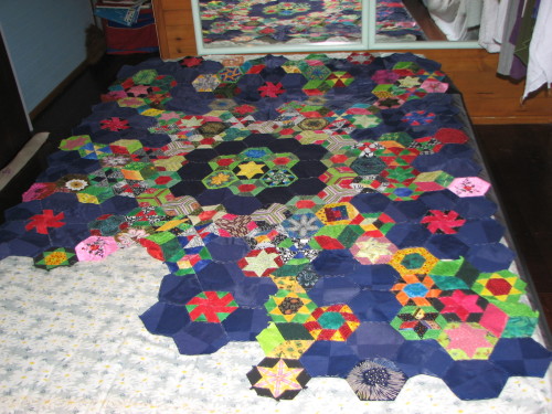 I added over 20 hexagons to the right hand side of My This Goes With That a Sue Daley design.  Sue is a Australian designer whom a lot of Dutch quilters follow. 