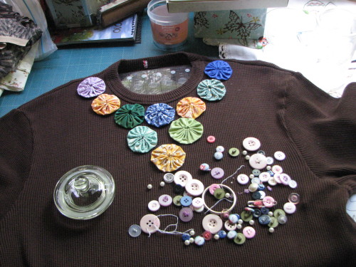 I finally found the hexagons I was going to use on the collar of this top but they just did not look right so I have decided to add the Yo Yo's here too.  Ready to pin them down and I need to choose the buttons.  