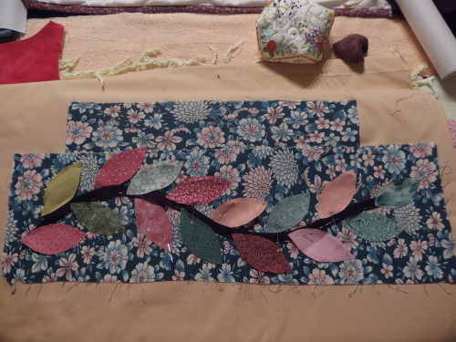 Last night I was thinking PNG quilt still needed more!  May be some leaves in the border so made up a wee sample.