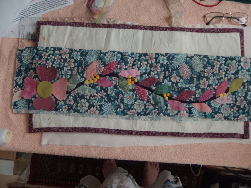 Finished sewing on my leaves on the 1st border panel of my PNG quilt, I added a few berries to for a shot of yellow!!!