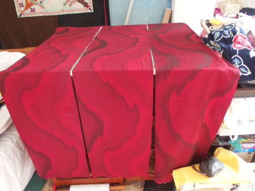 I want some some red fabric for the backing of my first Quilty365 circles quilt,  Im going to make little quilts using 90 squares in each quilt.  I have just sat and upicked a red heavy woven silk kimono. 