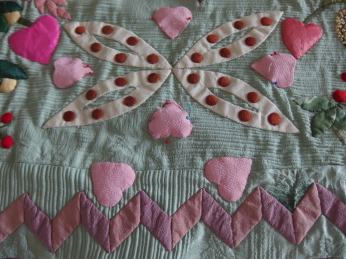 Appliquéing those wee hearts I basted last week I started doing them yesterday they take me over 25mins ea