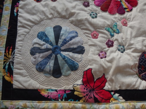 Close up of the echo quilting.