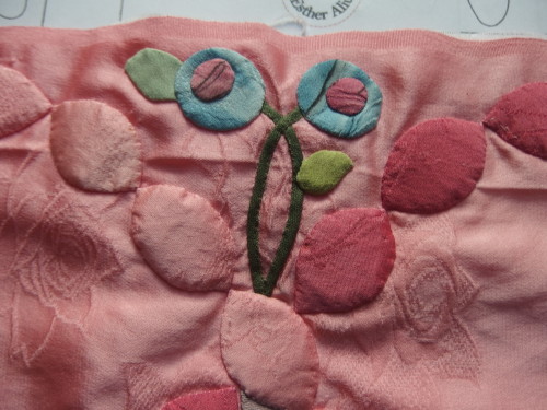 These pieces of fabric are vvery tiny but there are many smaller pieces yet to make for inside these leaf circles!!!!!!