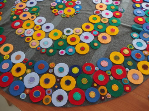 I have managed to applique the centres on to 1/4 of the outer ring over the last week but thats all