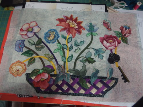 Finished the large centre flower Sat night now I have completely appliquéd the left 1/2 of the block. Have the flowers and bow on the right side to do now. 