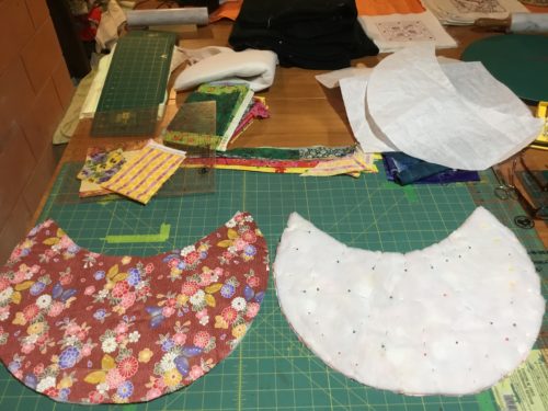 Then cut two fabrics moon shaped for the lining of the bag. 